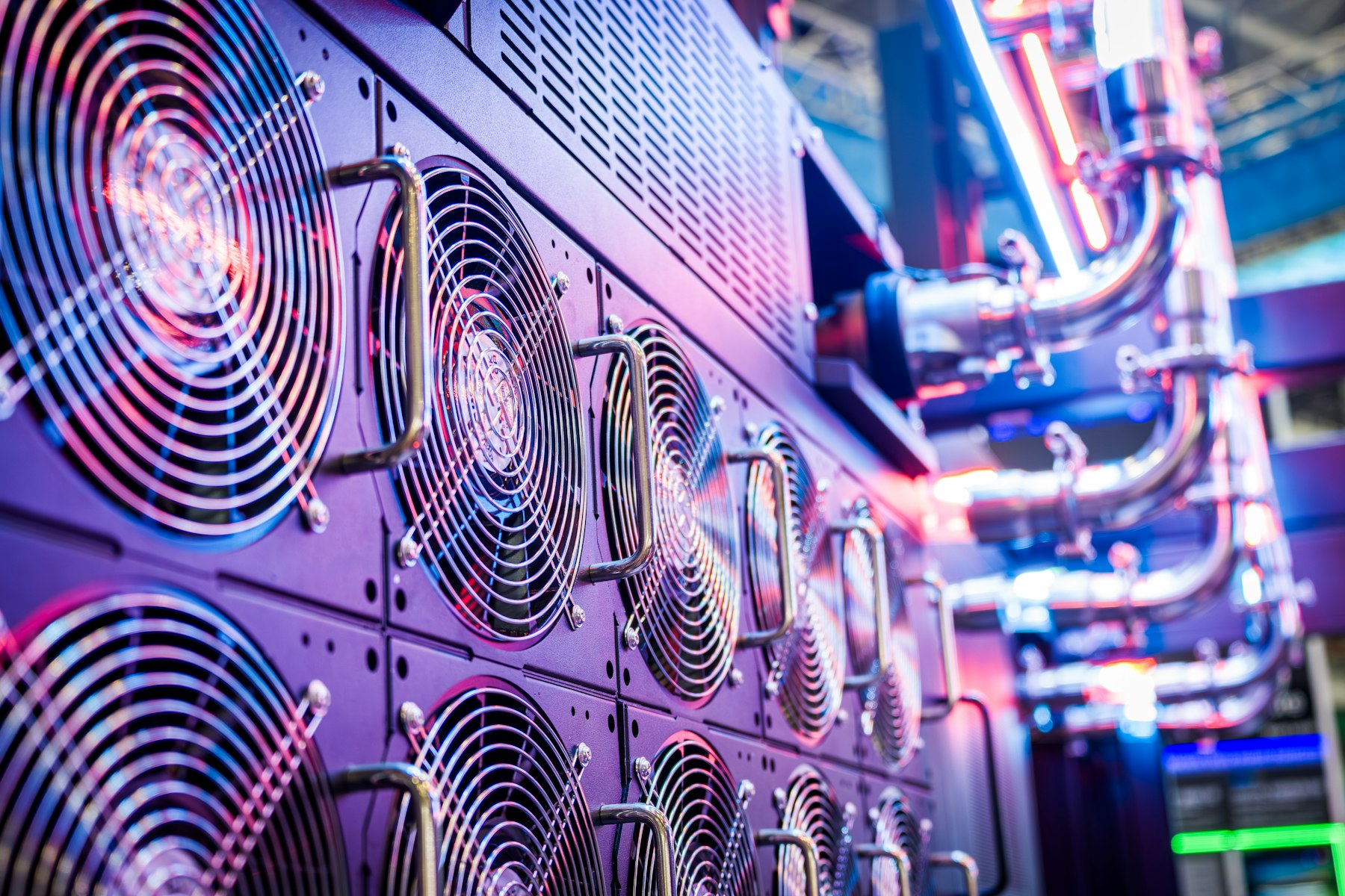 rangées de serveurs informatiques dans une salle de data center, câblage réseau visible