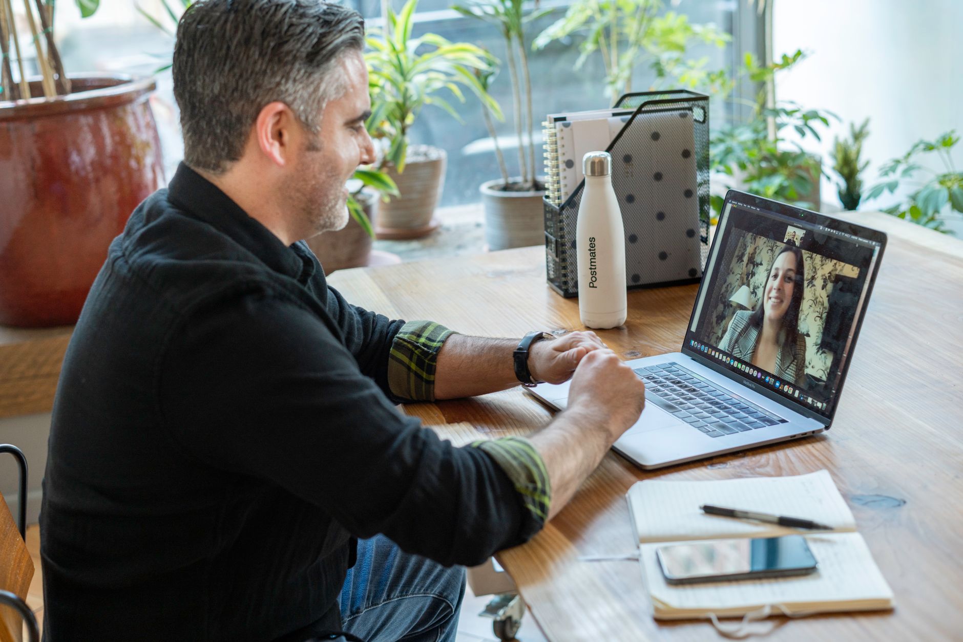 indépendant en visioconférence sur un ordinateur portable, échangeant avec une interlocutrice affichée à l'écran