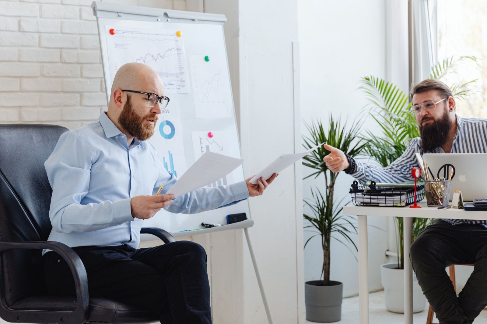 consultant présentant un rapport d'audit SEO à un client