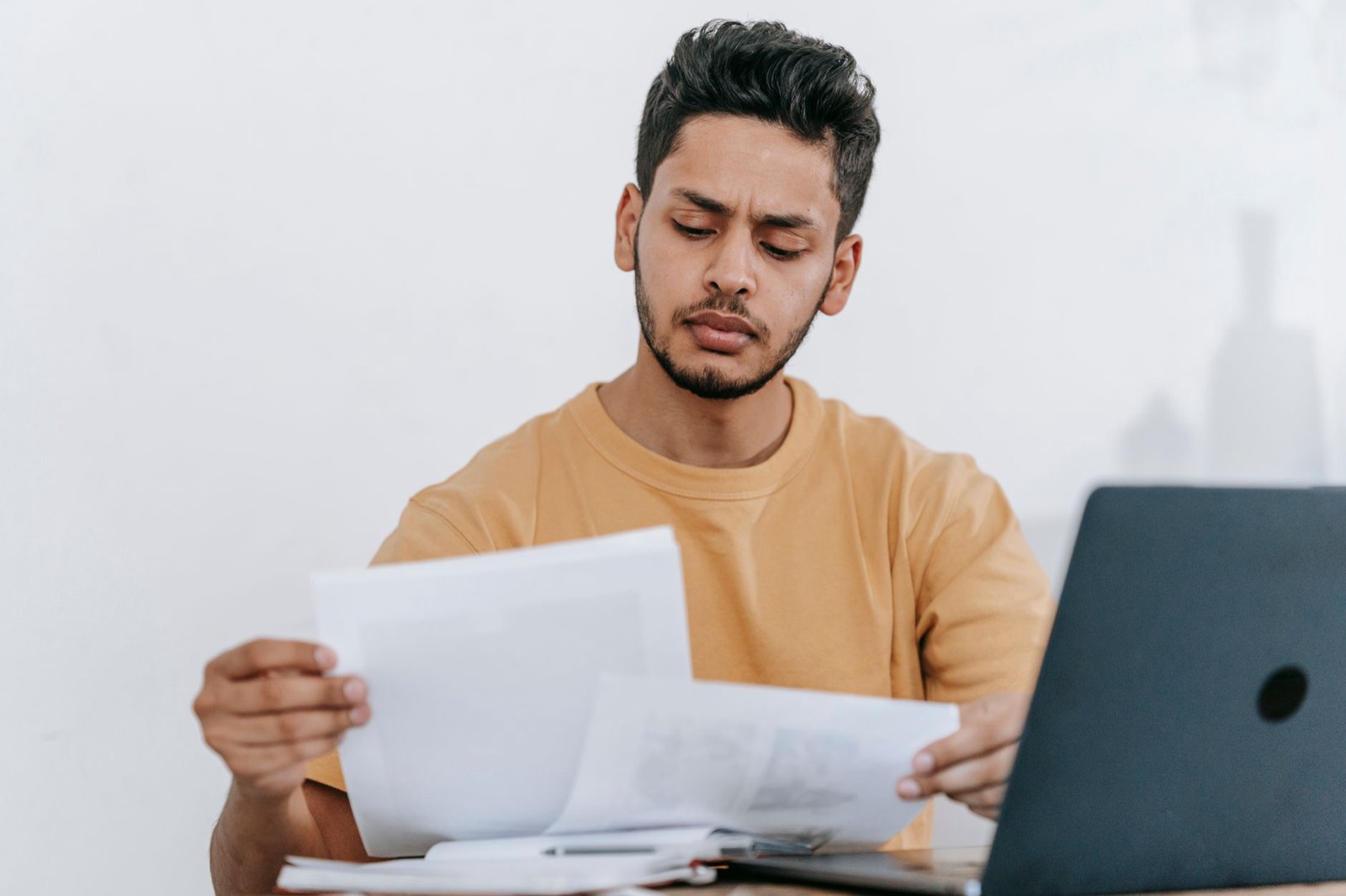 dirigeant de petite entreprise qui consulte les rapports de son site web