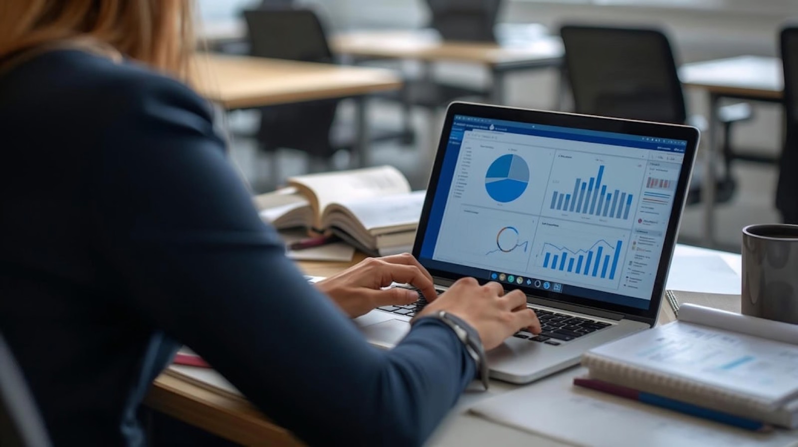 personne analysant un rapport d'audit SEO sur ordinateur