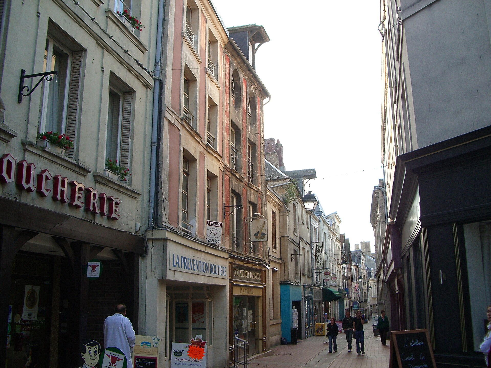 rue Châtelaine à Laon, rue piétonne bordée de commerces : boucherie, boulangerie-pâtisserie, charcuterie-traiteur