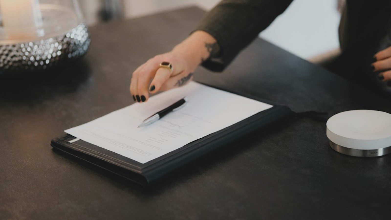 Document de contrat posé sur un bureau avec un stylo, avant signature