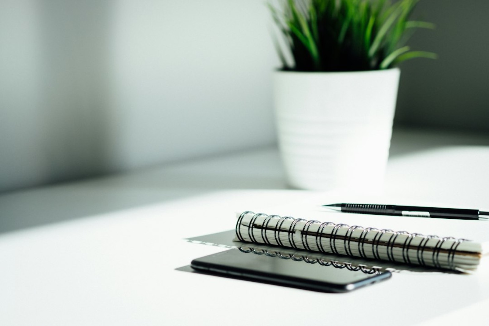 Carnet et stylo posés sur un bureau avant la signature d'un contrat