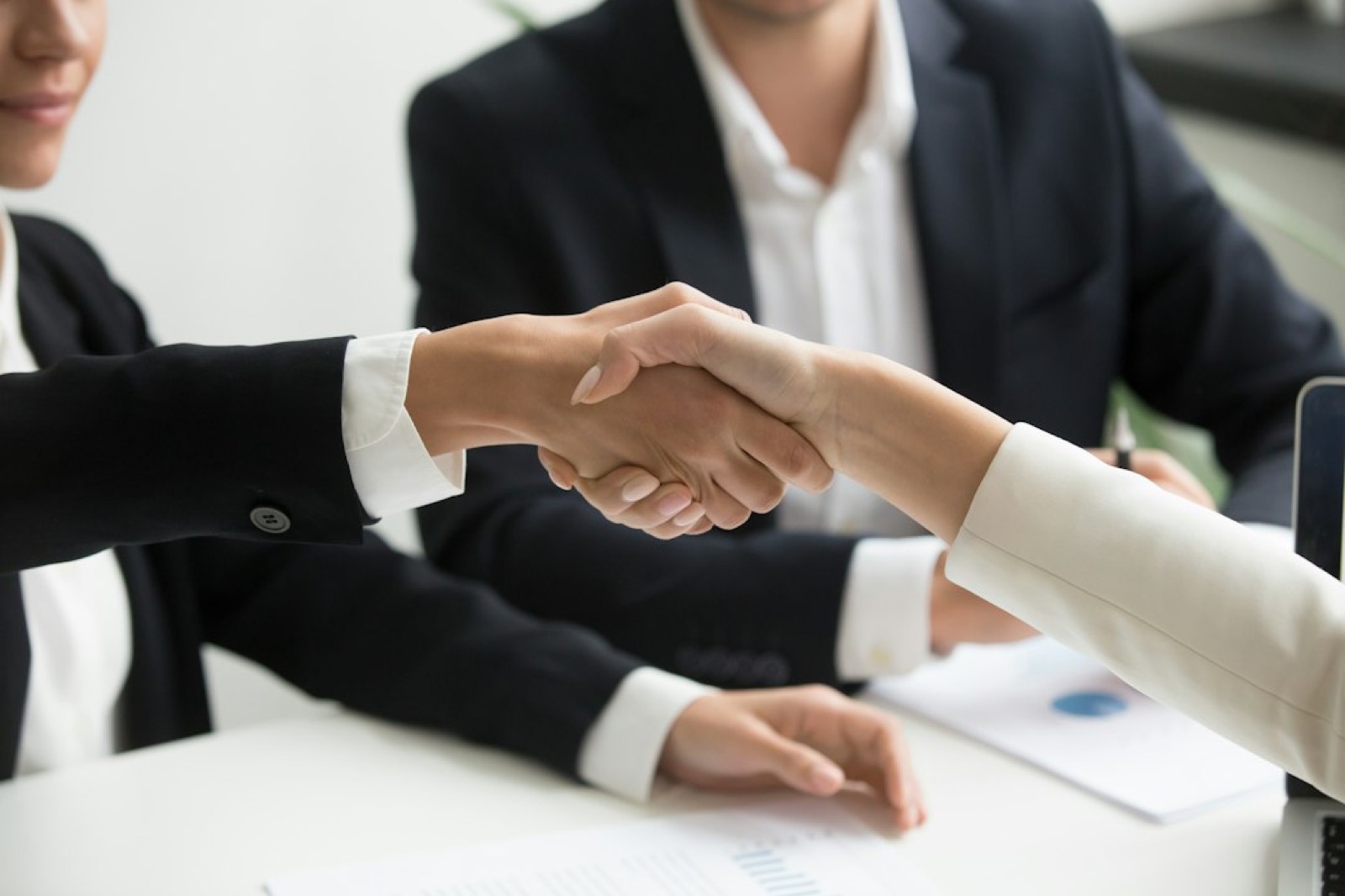 Poignée de main entre un gérant de TPE et un prestataire autour d'un contrat