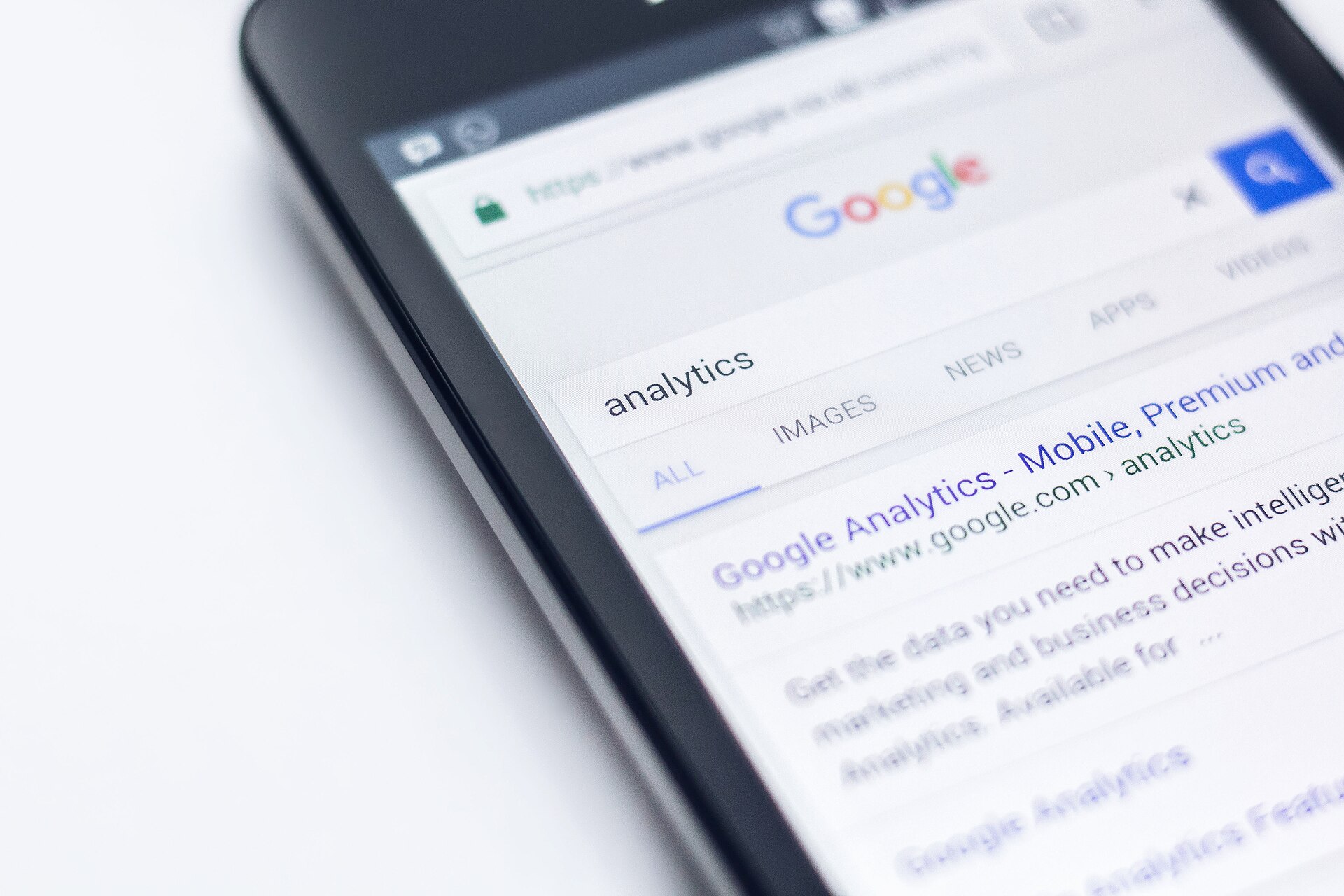 page de résultats Google ouverte sur l'écran d'un smartphone, avec la barre de recherche et les premiers liens