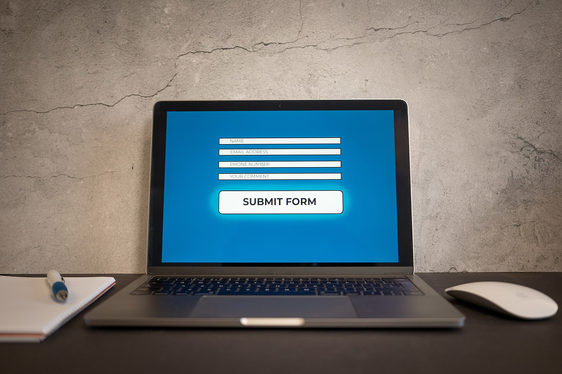 ordinateur portable posé sur un bureau, affichant un formulaire en ligne avec le bouton submit form
