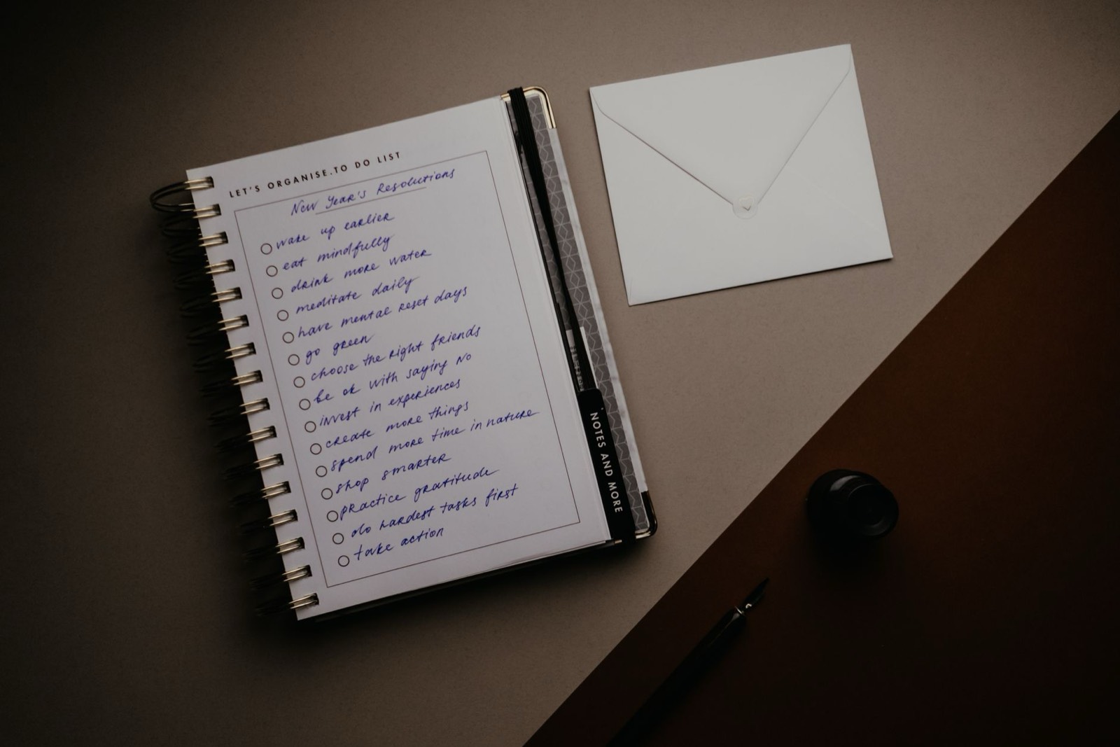 carnet et stylo sur un bureau pour noter les observations du diagnostic interne