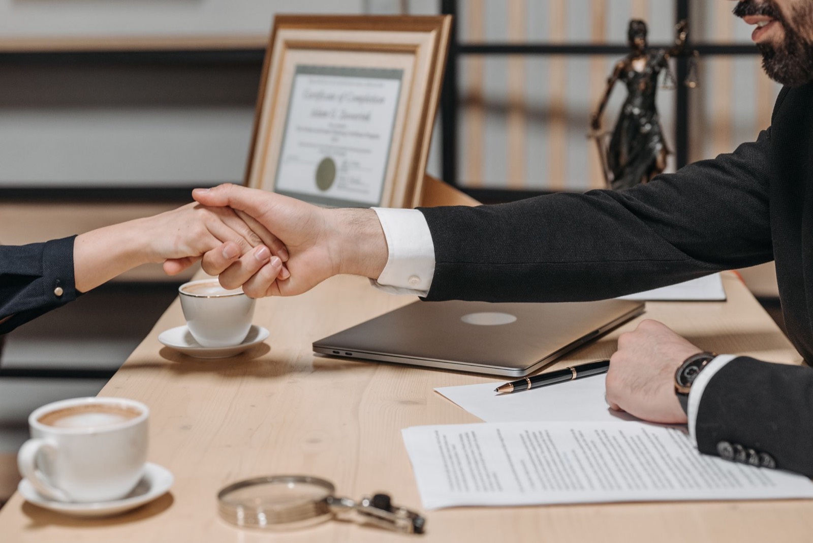 Poignée de main lors de la signature d'un contrat avec un consultant SEO freelance