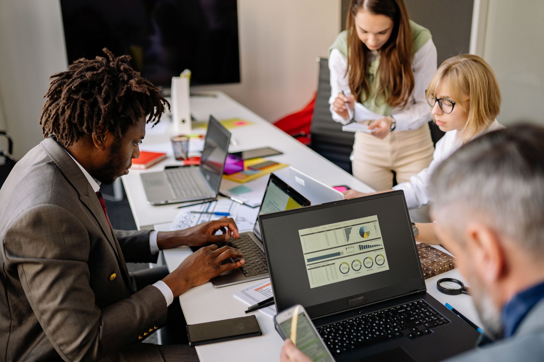 Comment protéger votre entreprise des avis trompeurs en ligne ?