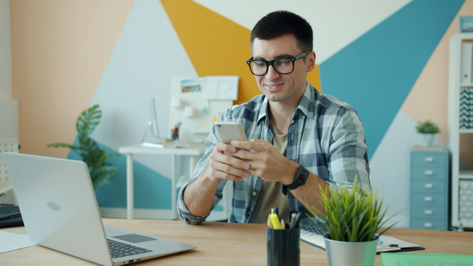 Un artisan vérifie son site web sur son téléphone