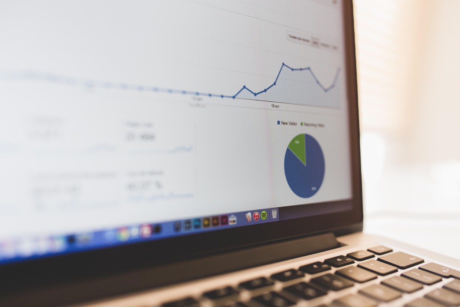 Écran d'ordinateur portable affichant des résultats de recherche et des statistiques analytiques