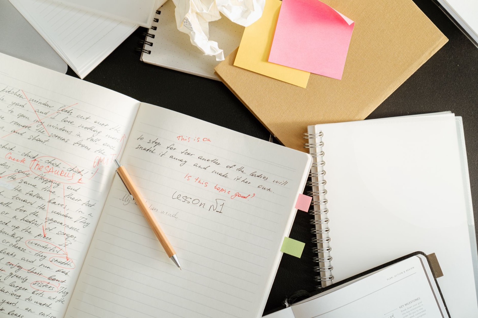 Carnet et stylo sur un bureau pendant une session de formation