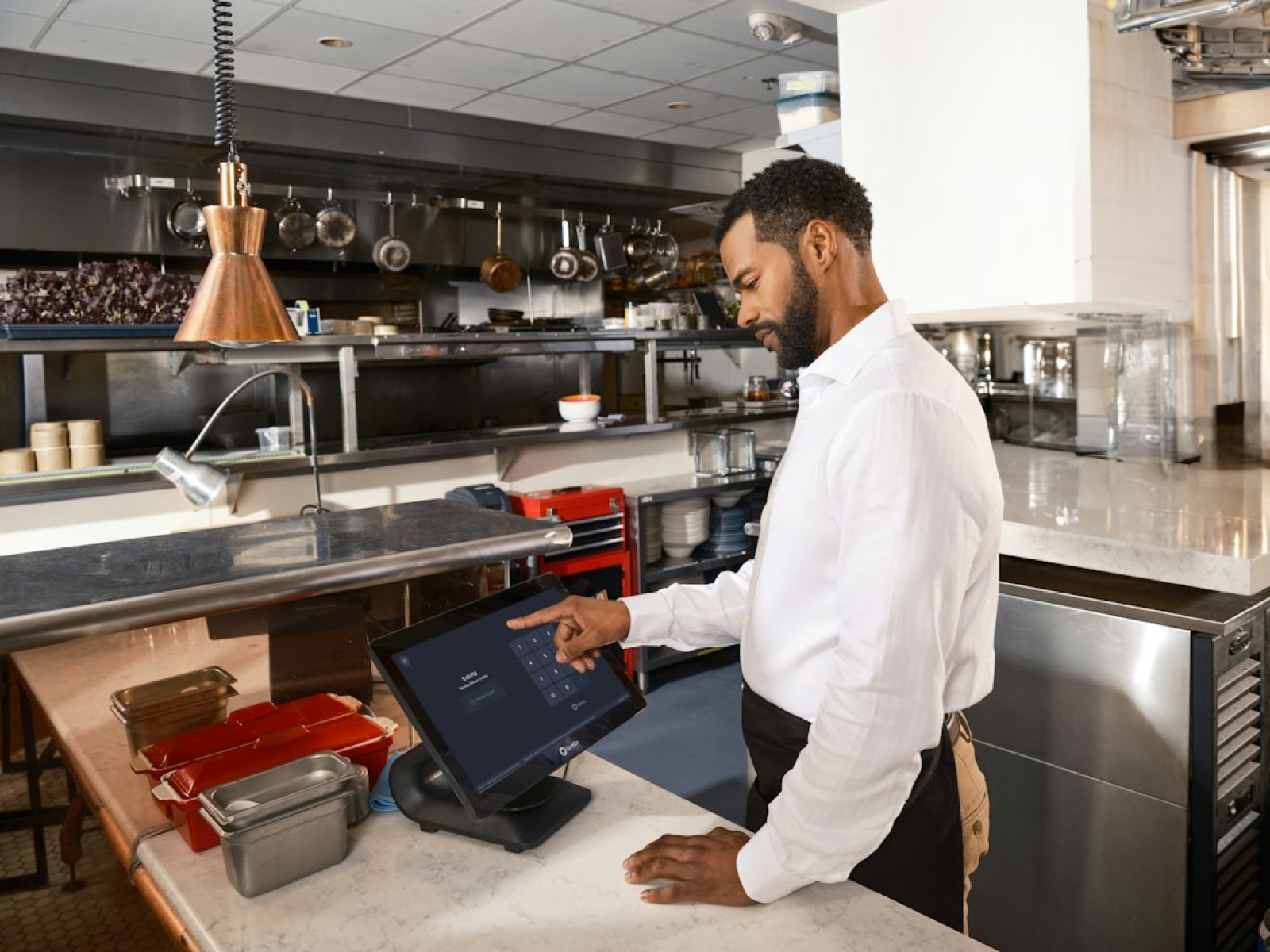 serveur consultant un écran de commande dans un restaurant
