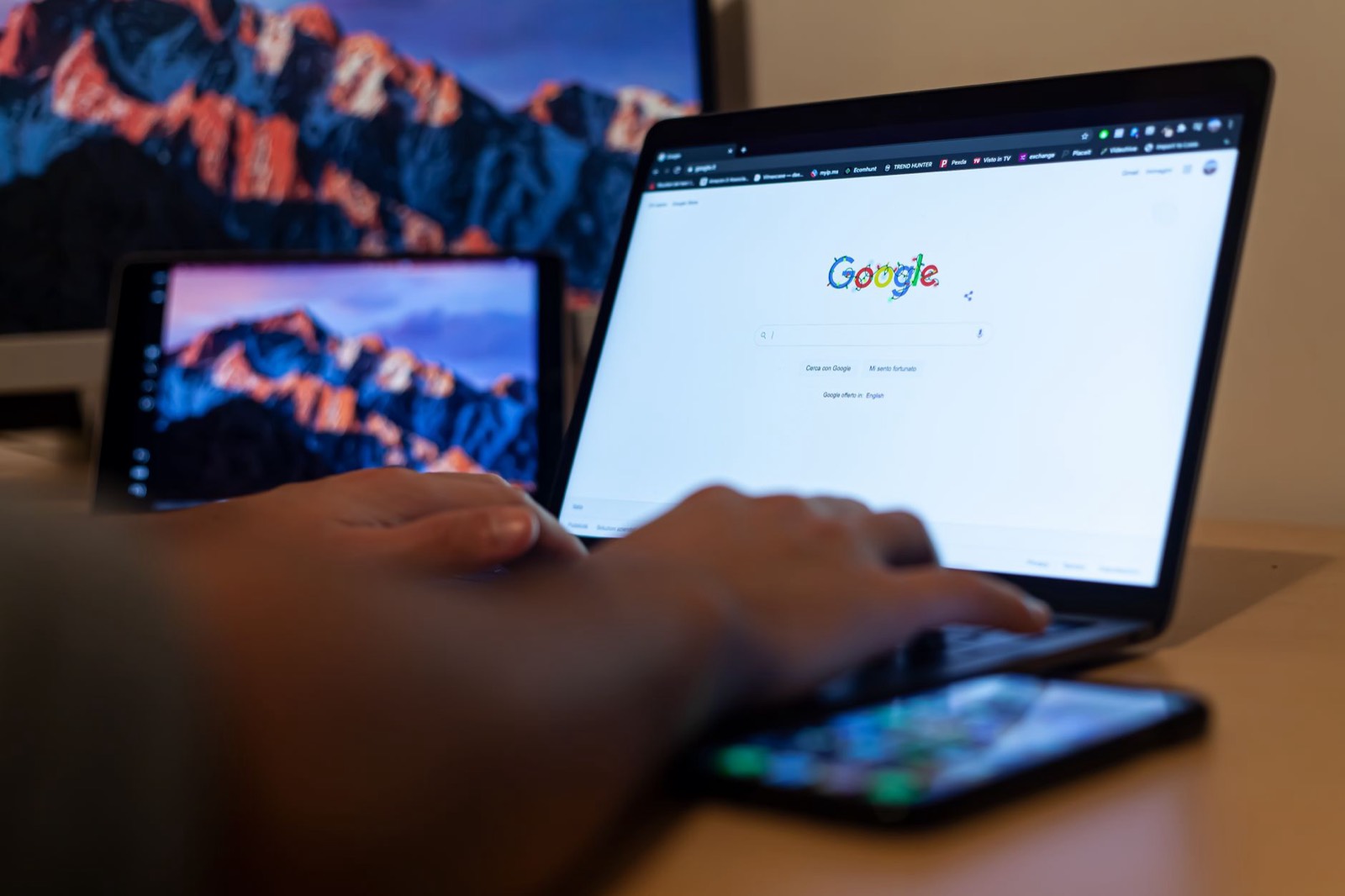 Écran d'ordinateur portable affichant une liste d'avis sur Google Maps