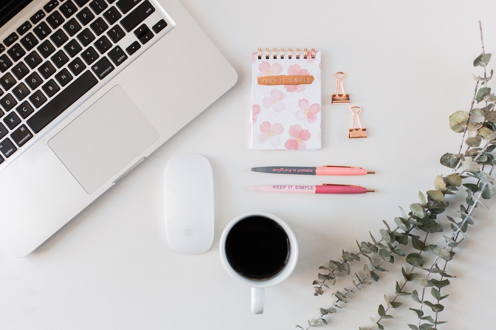 Consultant SEO vérifiant une checklist d'audit sur son bureau