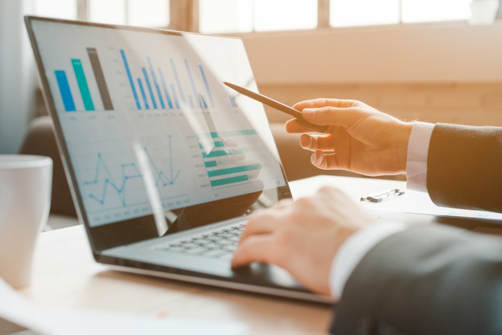 Personne analysant un tableau de bord de données sur un ordinateur portable