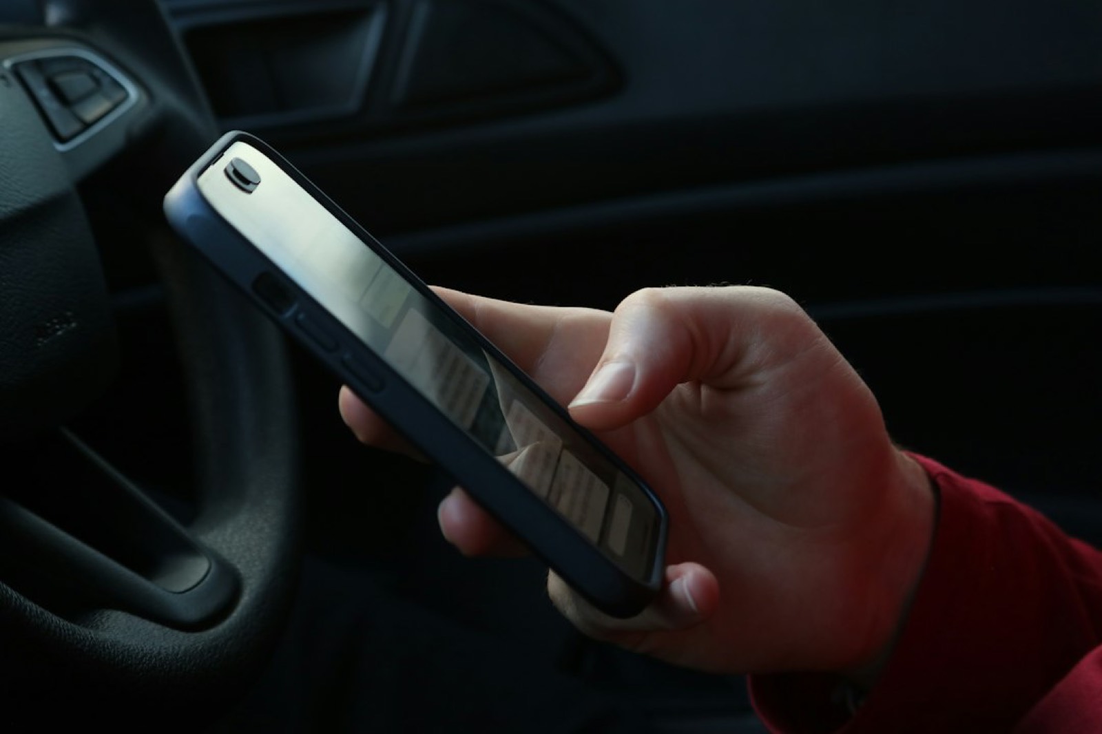 Main tenant un smartphone affichant une recherche locale avec une carte et des résultats d'entreprises proches