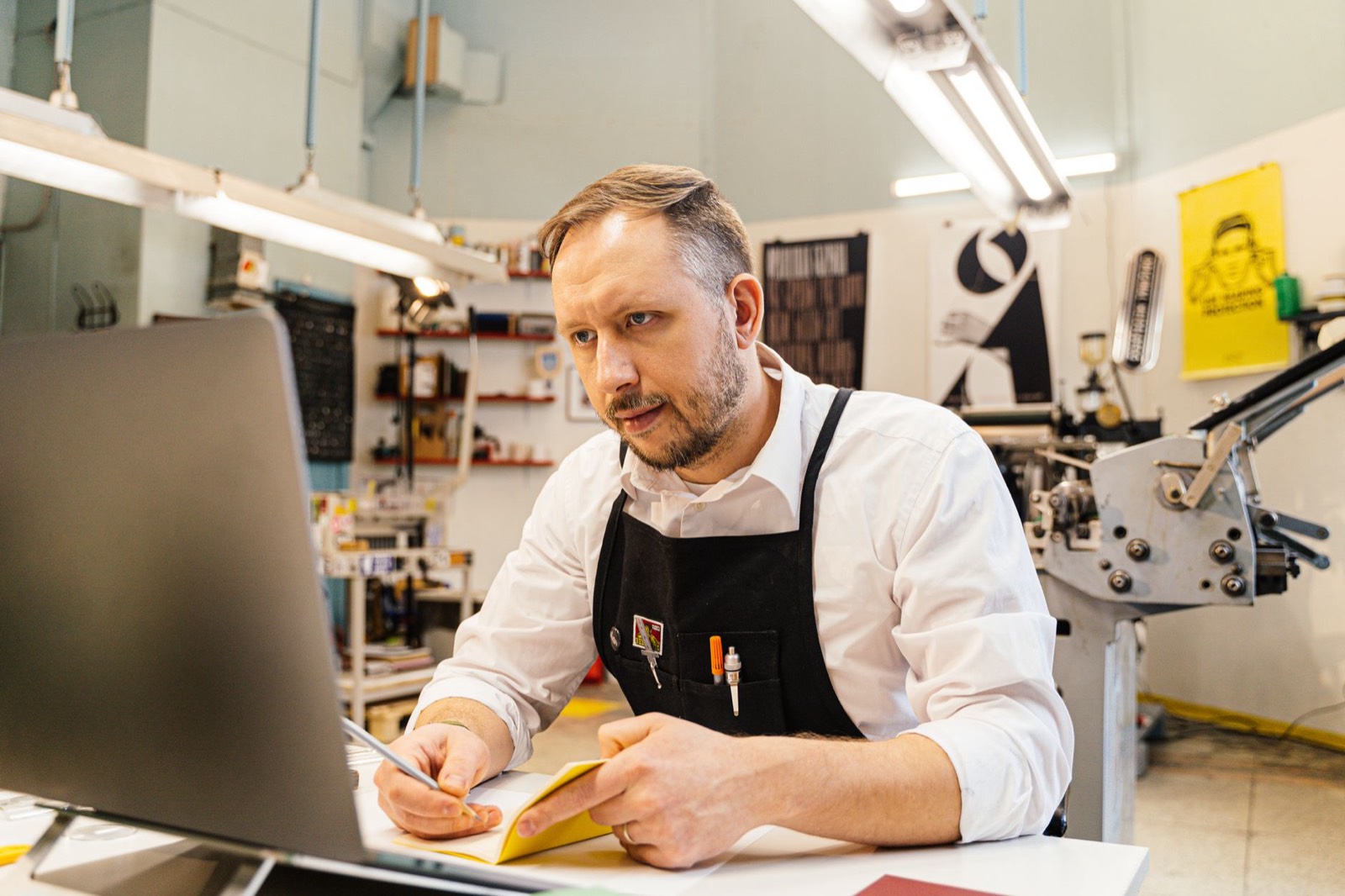 Gérant d'une petite entreprise consultant les avis clients sur son ordinateur portable