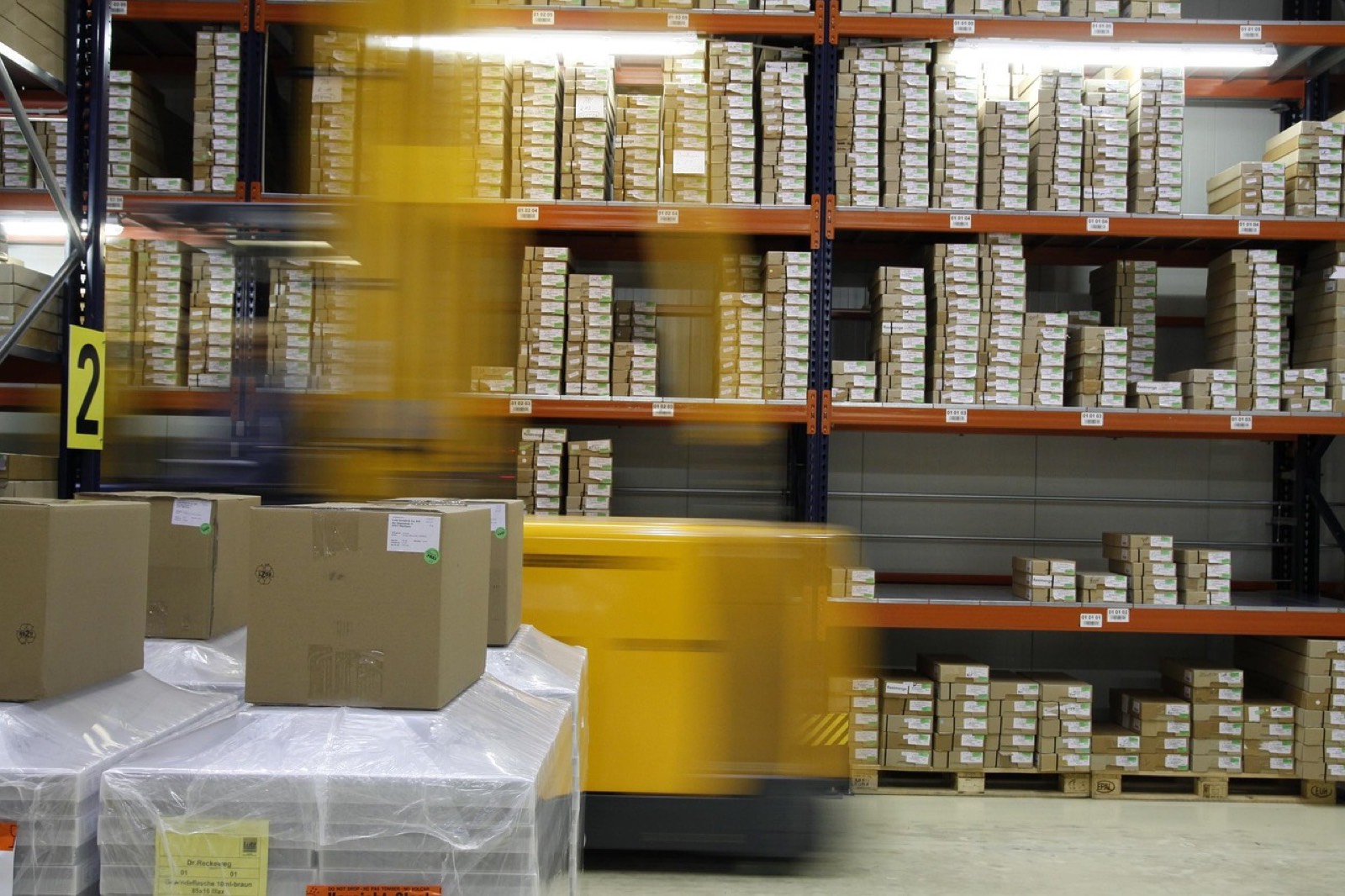 Entrepôt avec étagères et cartons de produits, illustration du SEO e-commerce